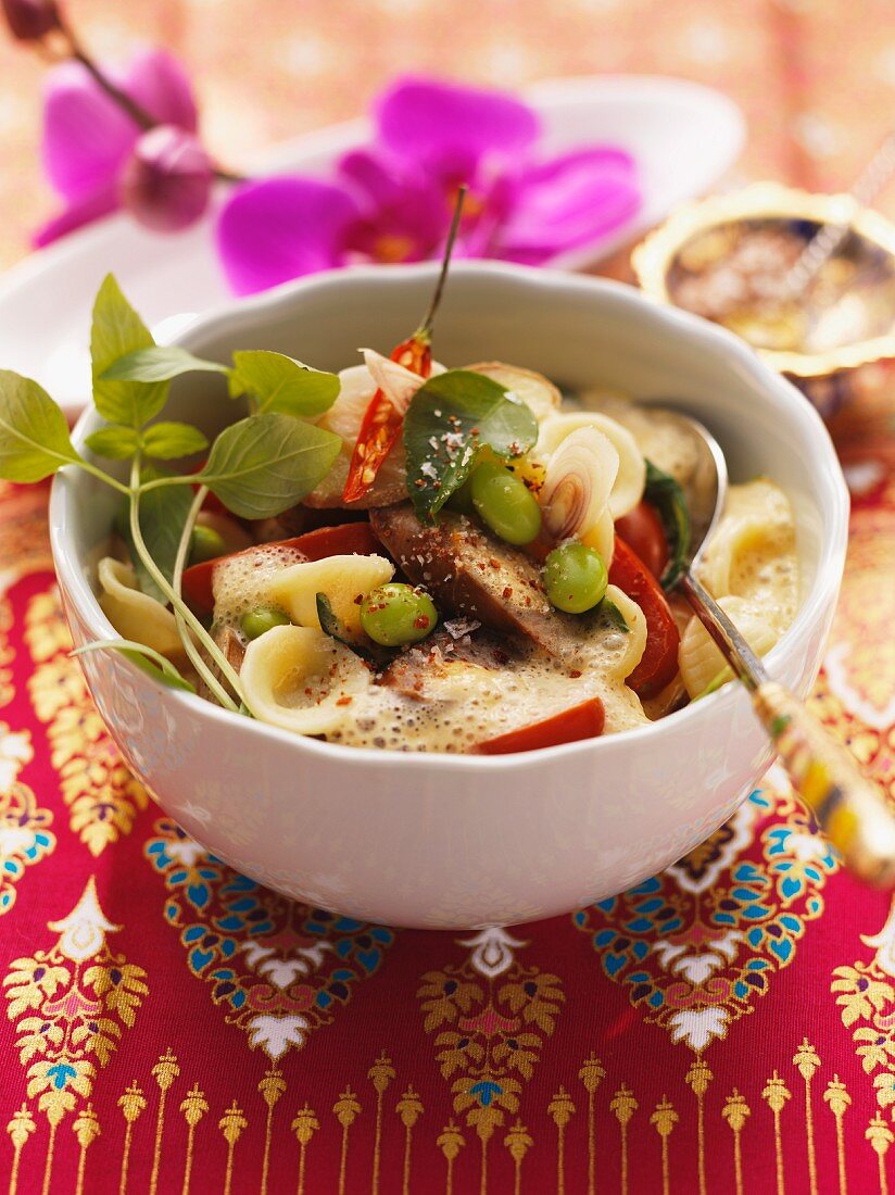 Rotes Tomatencurry mit Bratwürstchen, Orecchiette und grünen Smoothie