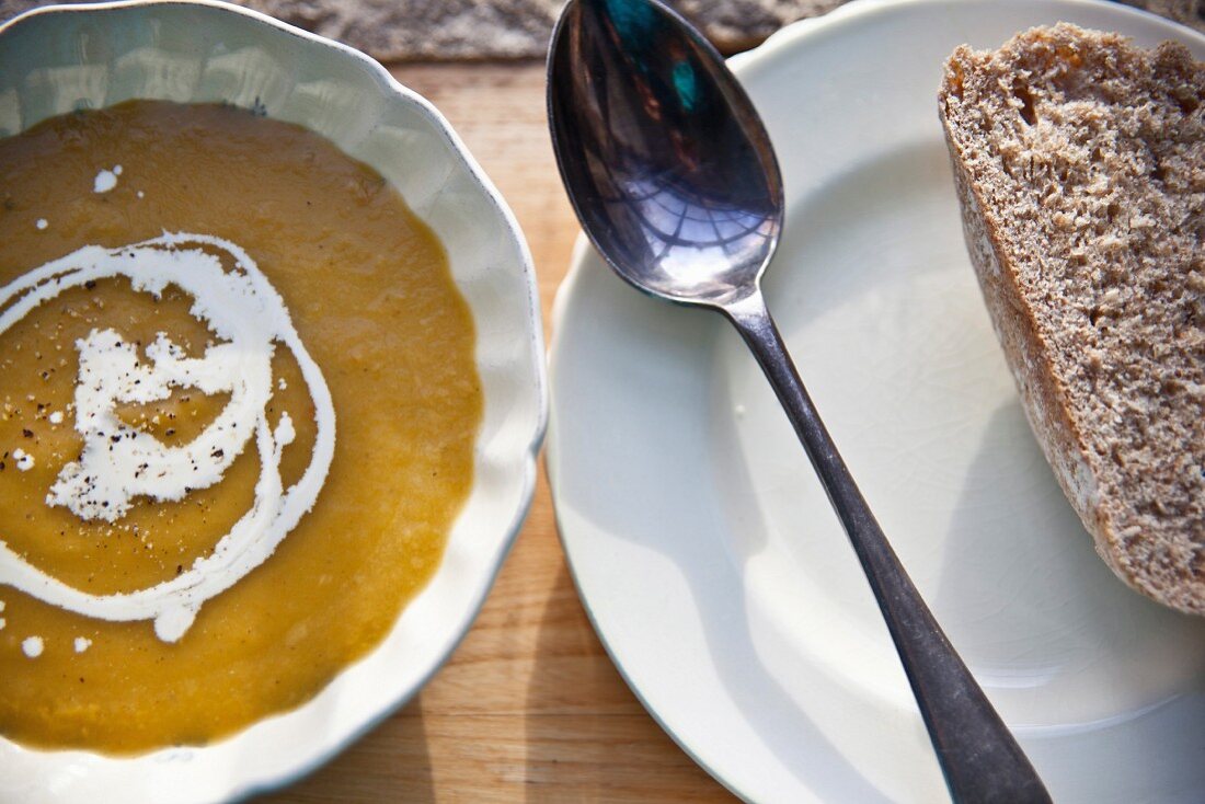 Suppe aus gebratenen Kürbissen mit hausgemachtem Brot