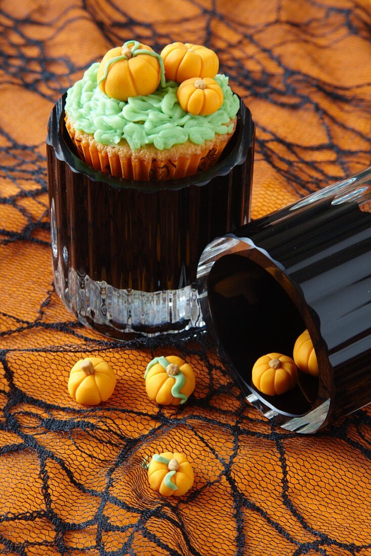 Cupcake mit Marzipankürbissen für Halloween