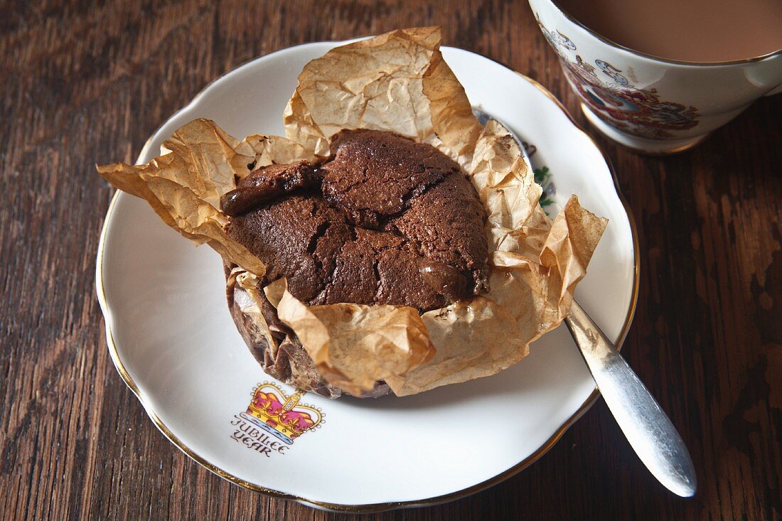 Chocolate cake with a liquid core served with tea