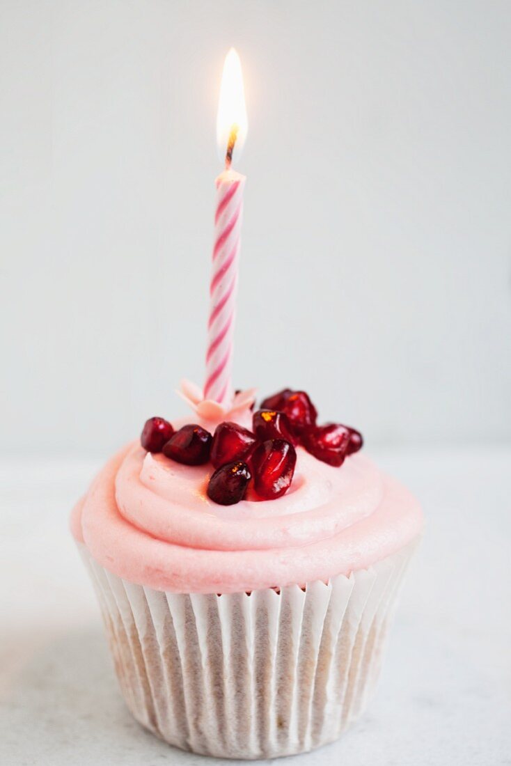 Geburtstags-Cupcake mit Erdbeercreme und Granatapfelkernen