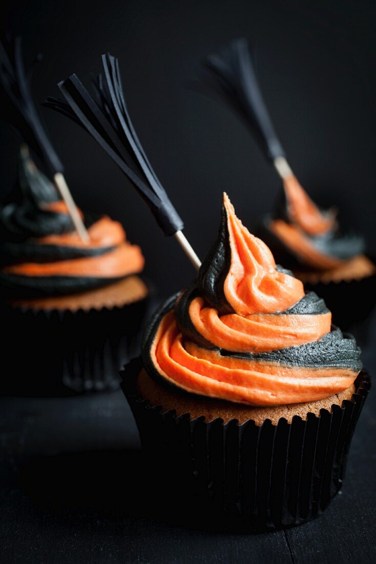 Halloween-Cupcakes mit Hexenbesen-Sticks