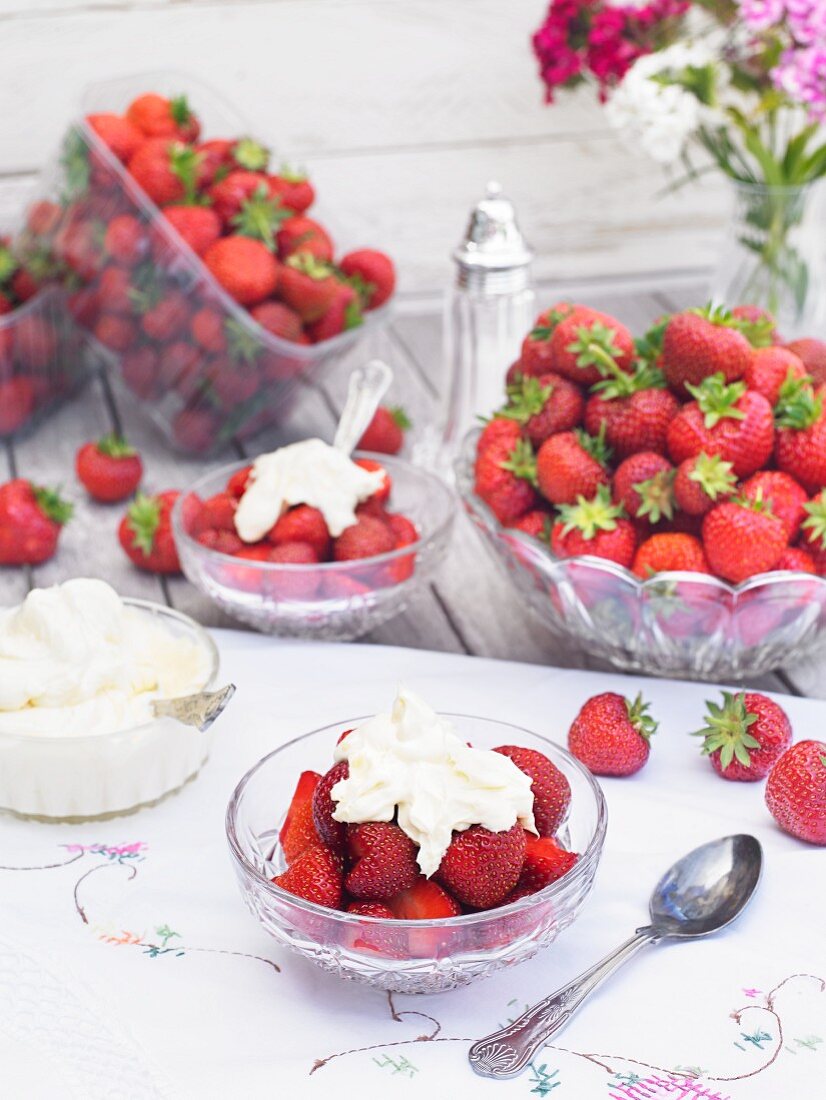 Frische Erdbeeren mit Schlagsahne