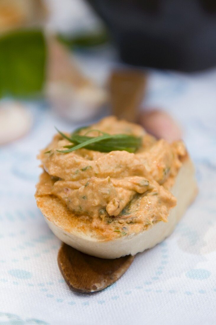 Ricotta-Kräuter-Dip auf Baguettescheibe