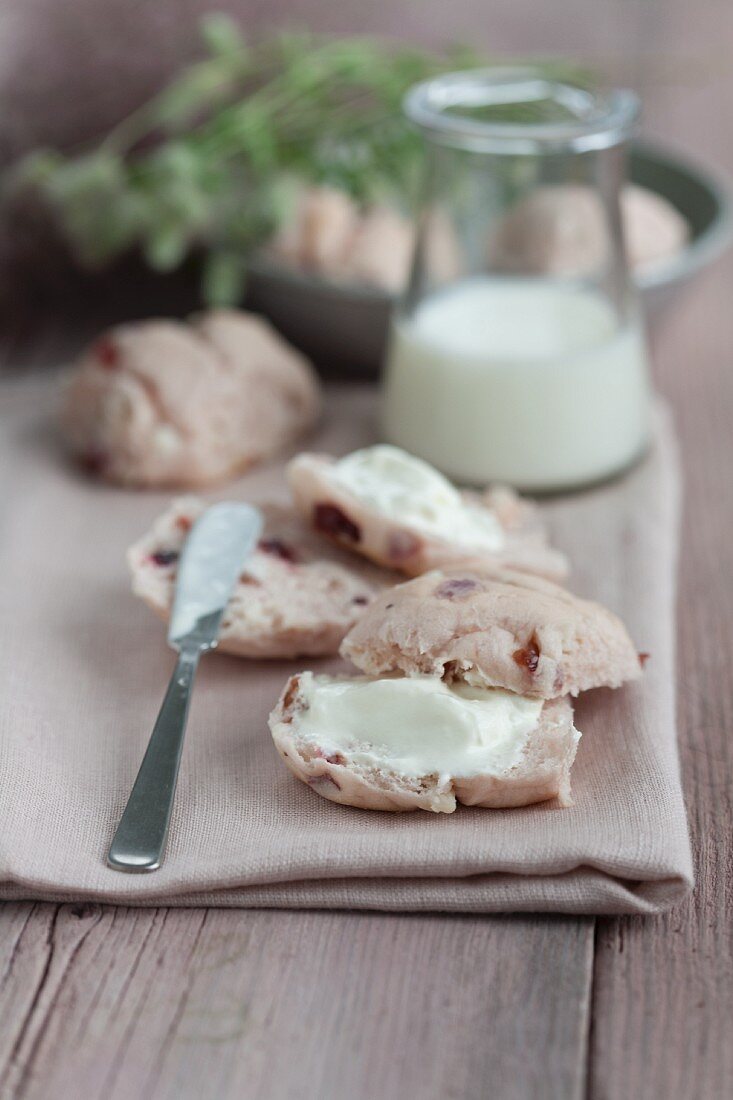 Cranberry-Hefebrötchen mit Frischkäse