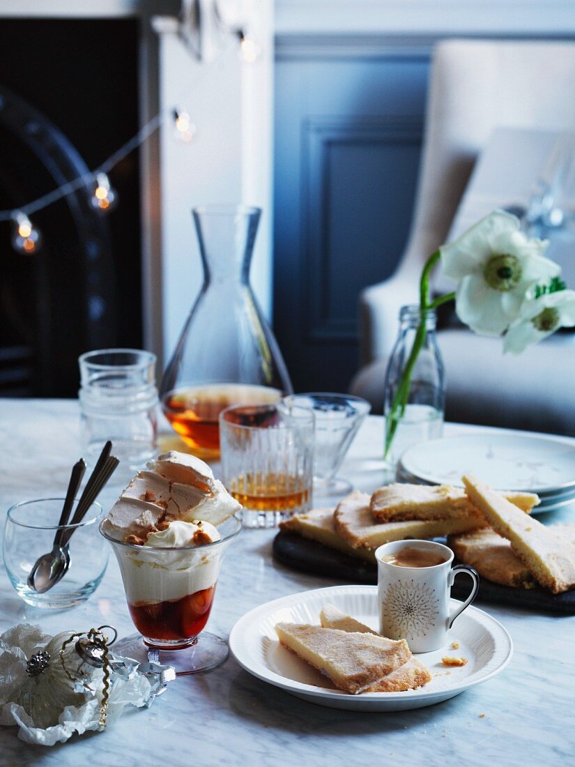 Pavlova mit Pfirsichen & Lemon Shortbread auf Wohnzimmertisch