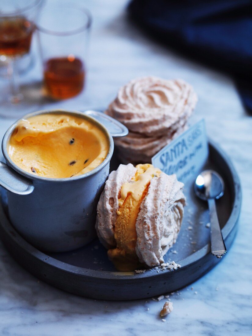 Meringue-Sandwiches mit Kokos gefüllt mit Maracujaeiscreme