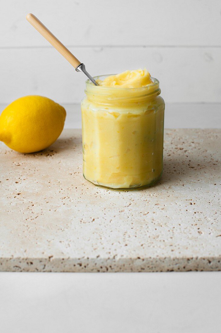 Zitronencreme in Marmeladenglas mit Löffel