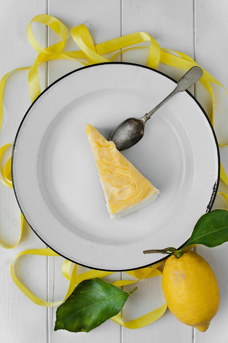 Ein Stück Zitronen-Käsekuchen