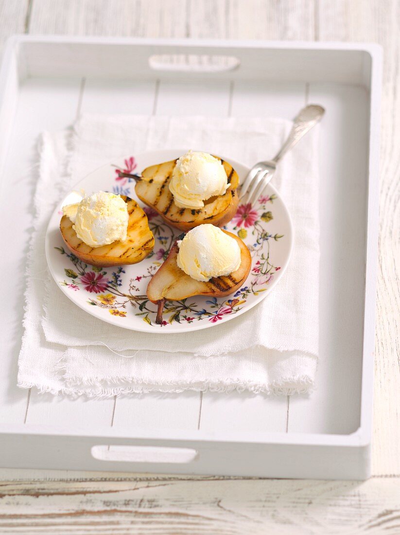 Grilled pears with vanilla ice cream