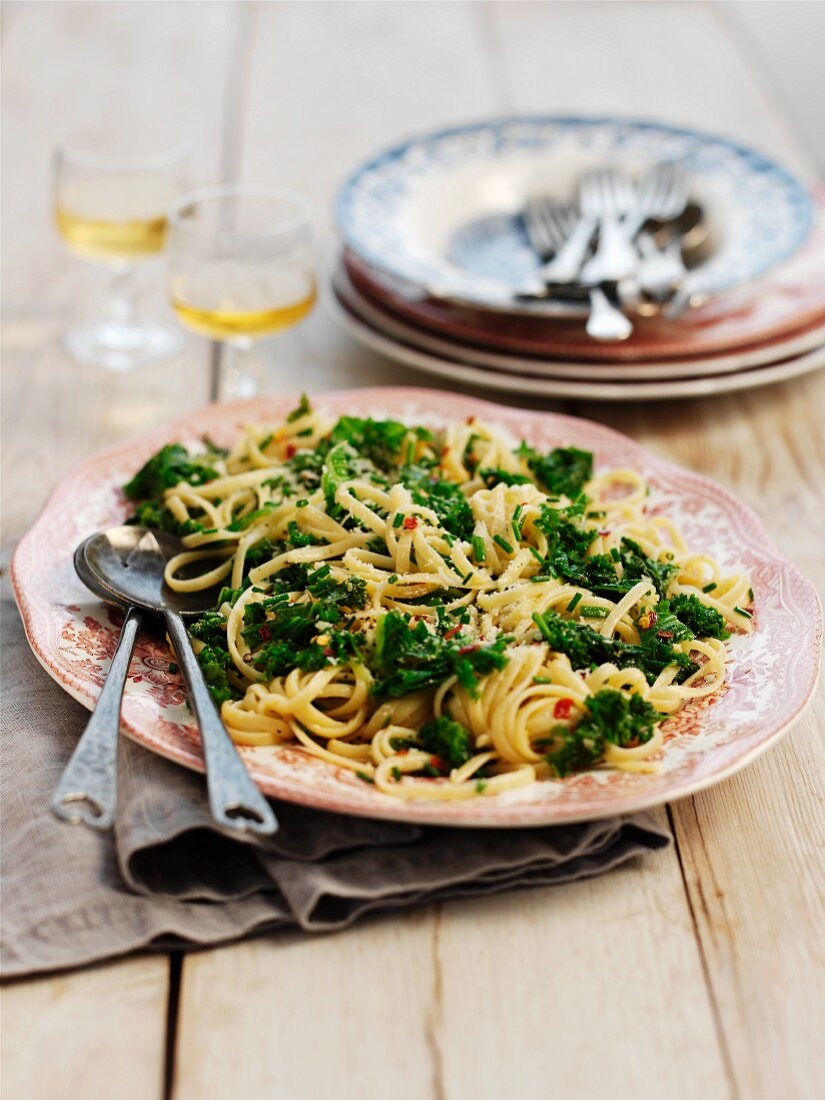 Linguine with green cabbage