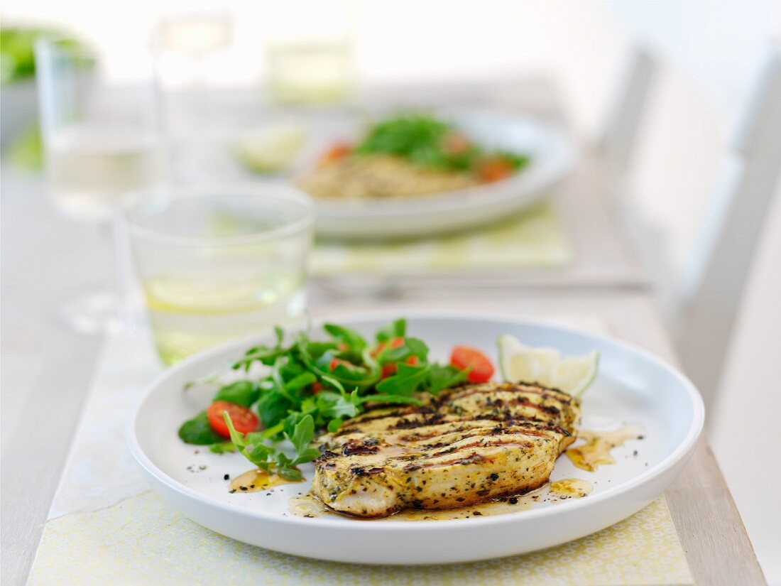 Gegrillte Putenbrust mit Salat und Mojito