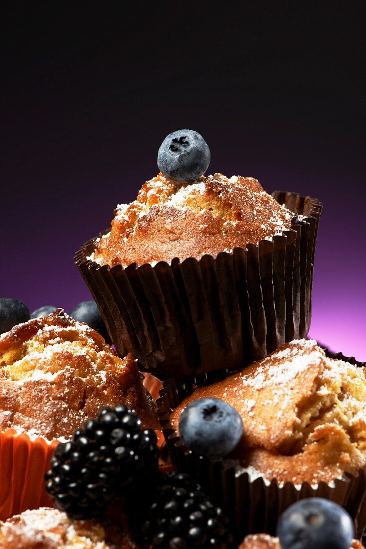 Karottenmuffins mit Brombeeren und Heidelbeeren für Halloween