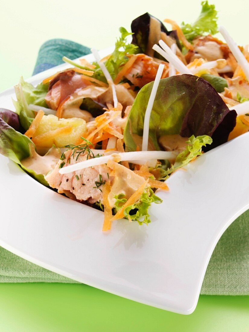 Gemischter Salat mit gegrilltem Lachs