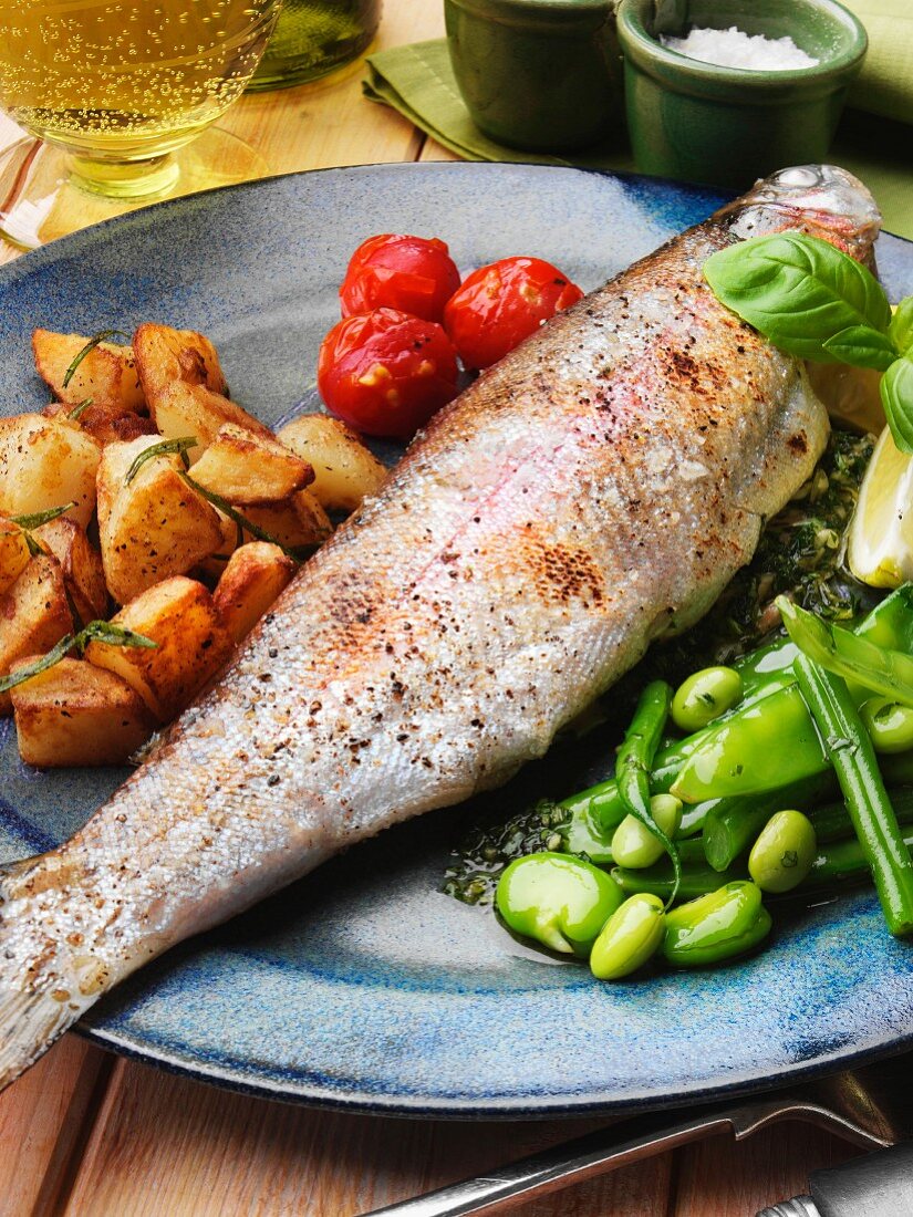 Gegrillte Regenbogenforelle mit Beilagen