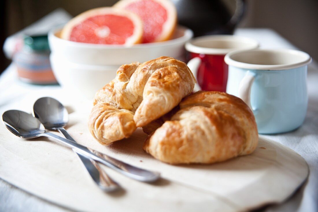 Frühstück mit Croissants, Kaffee und Grapefruit
