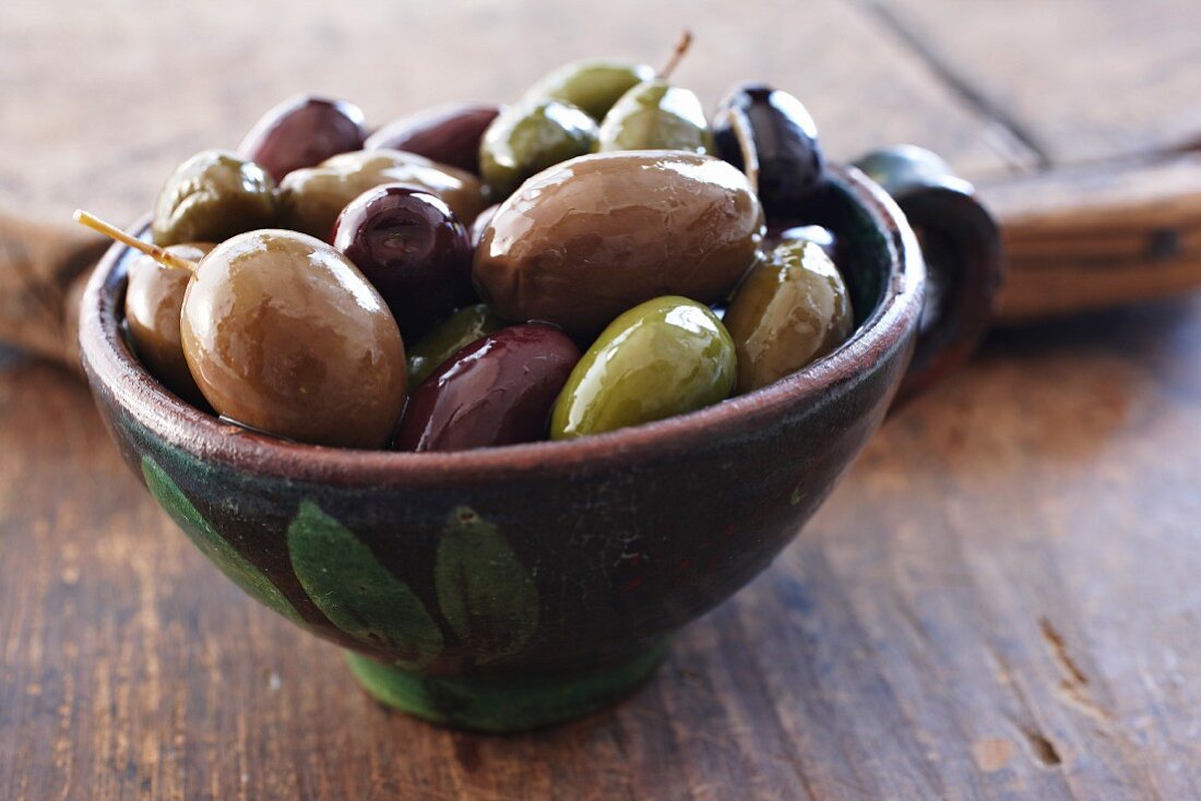 Gemischte Oliven in Keramikschale
