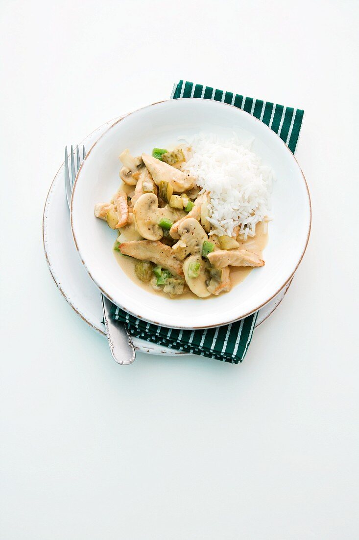 Putengeschnetzeltes mit Champignons, Paprika und Reis