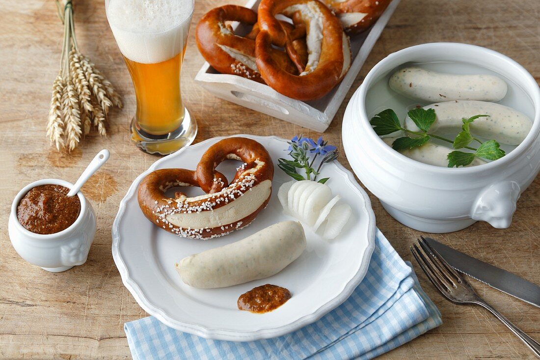 Bayerische Brotzeit mit Weisswurst, Laugenbrezeln, Senf und Weizenbier