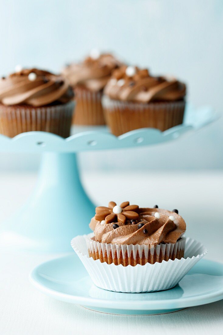 Schokoladen-Cupcakes auf Teller und Etagere