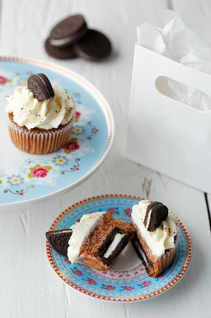 Cupcakes mit Schokoladenkeksen und Sahnecreme