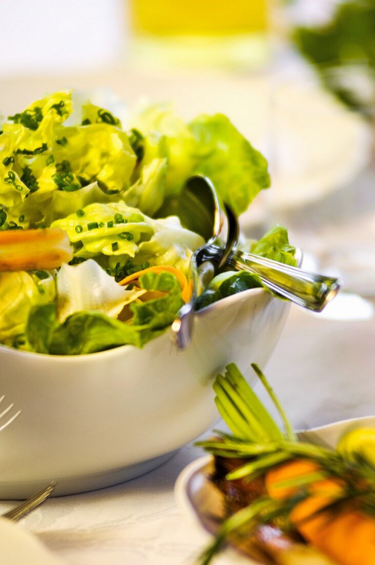 Grüner Salat mit Möhrenstreifen