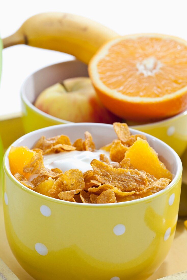Cornflakes with yogurt and fruit