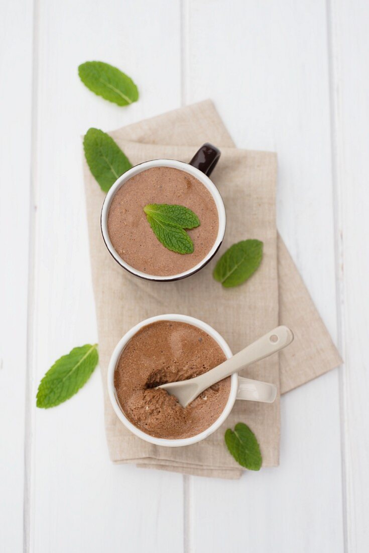 Karamellmousse mit Minzeblättchen