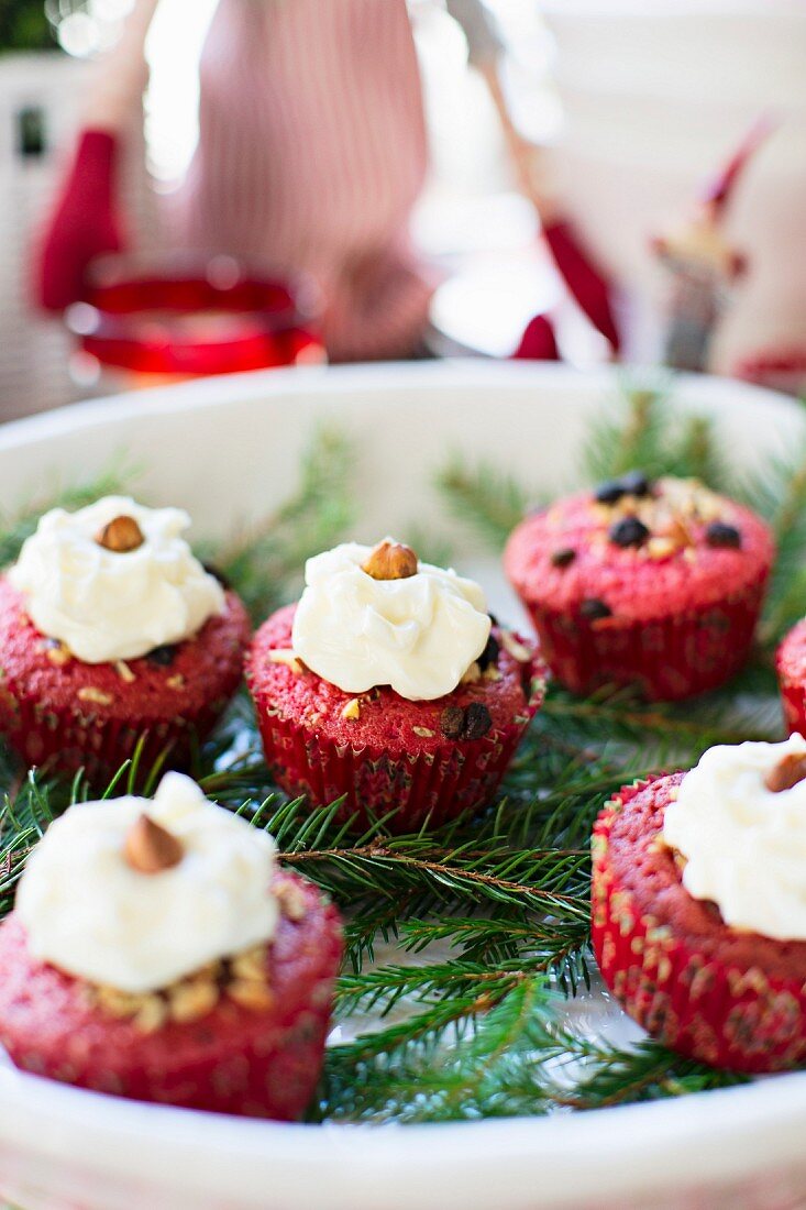 Rote Haselnussmuffins mit Frischkäsetopping