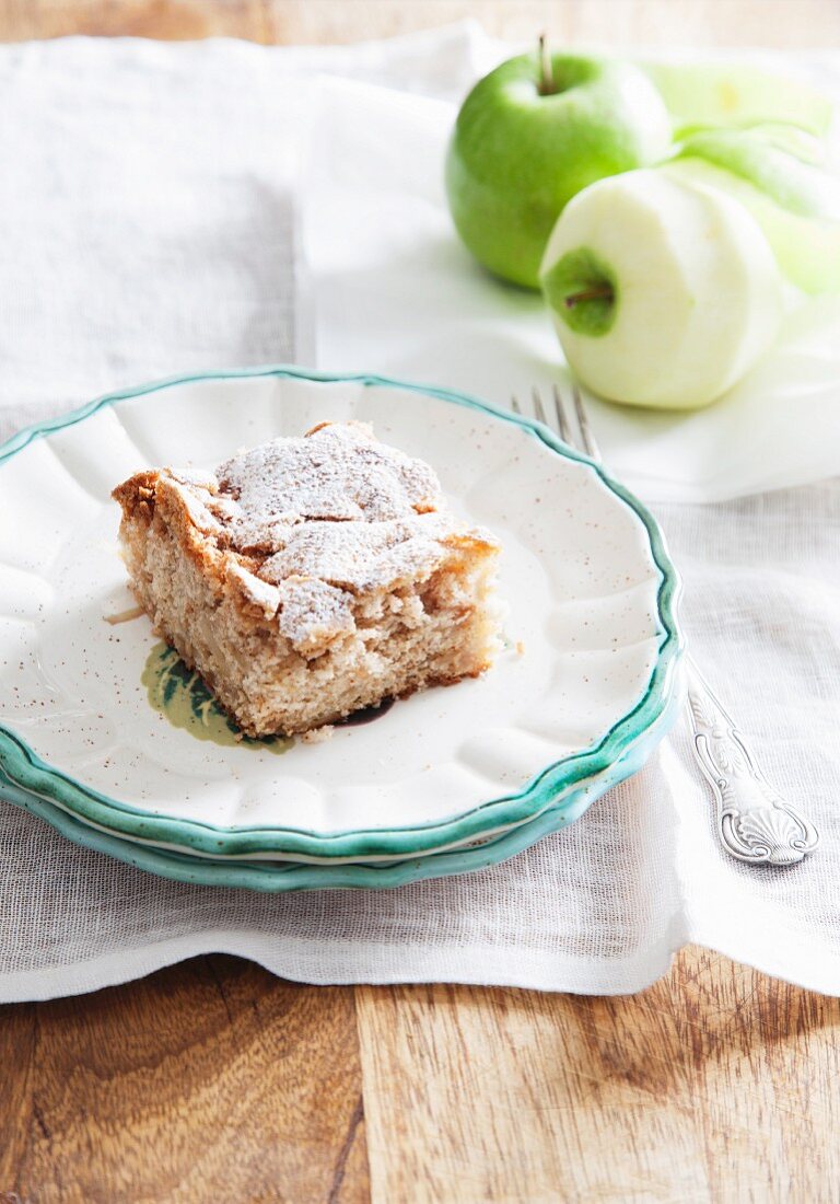 Ein Stück Apfelkuchen mit Puderzucker