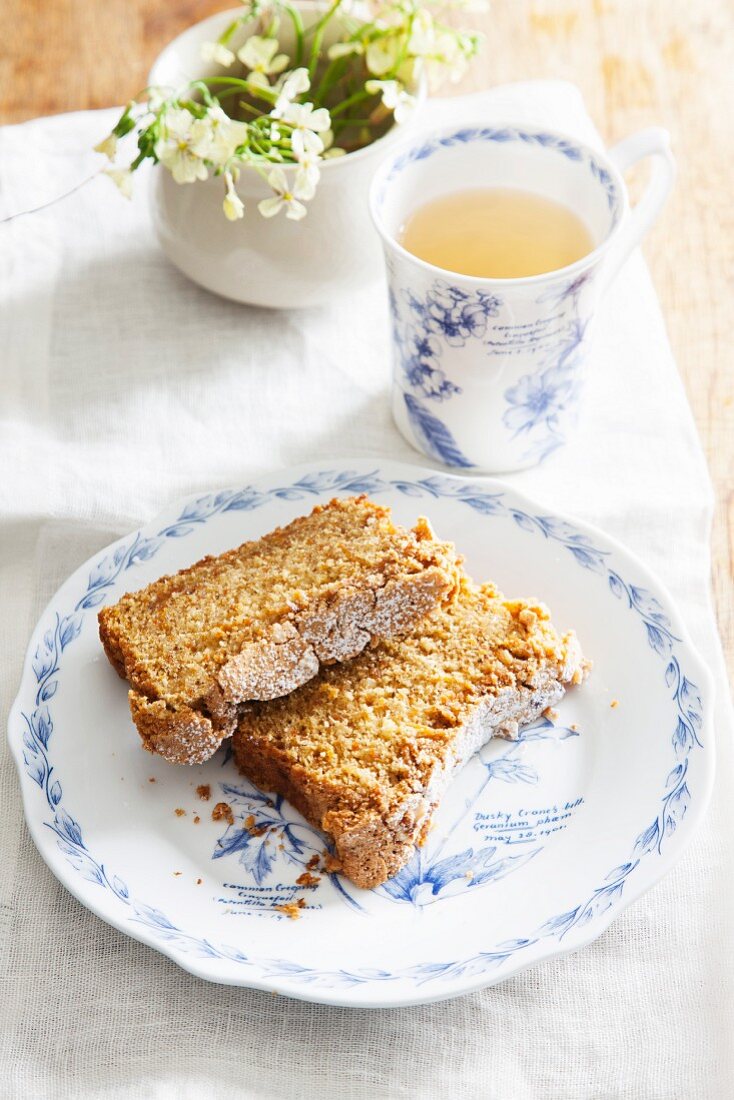 Zwei Stücke Möhrenkuchen mit Nüssen