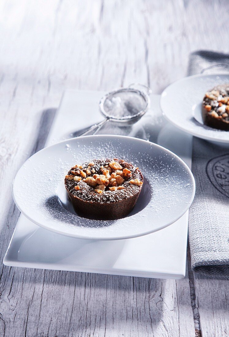 Chocolate cakes with crumbles and icing sugar
