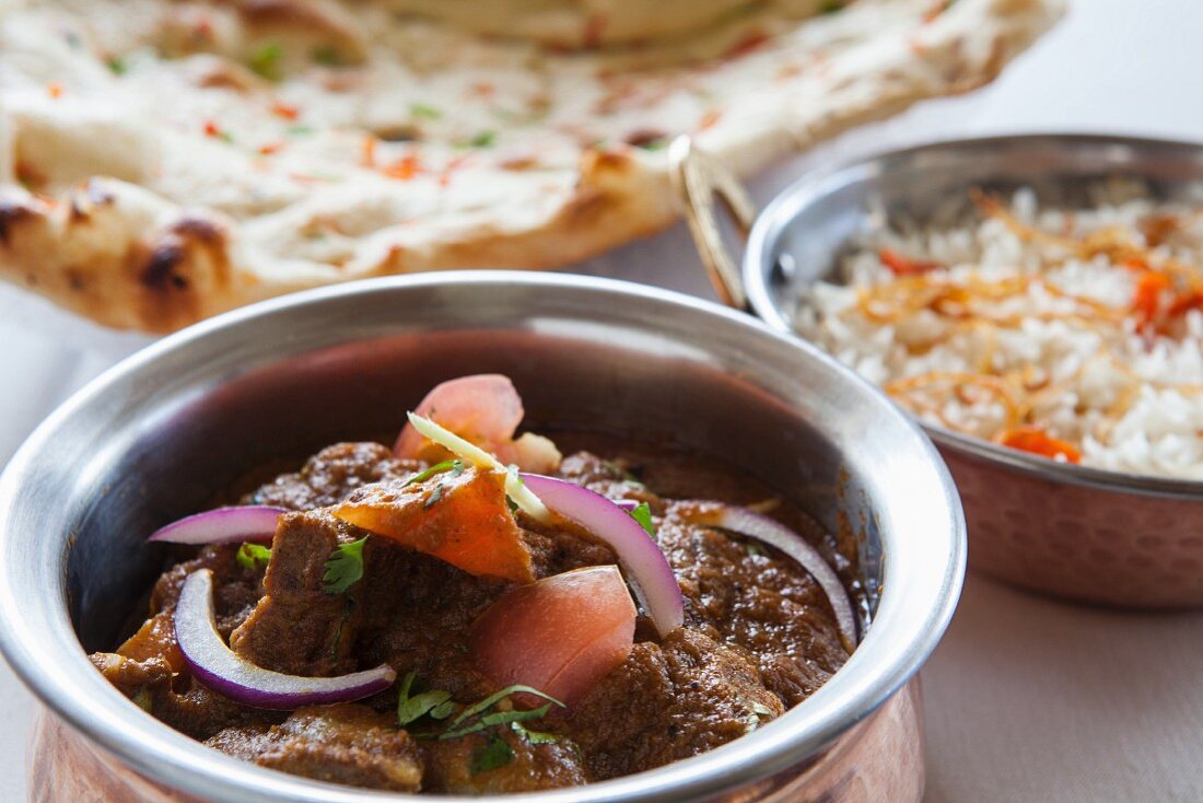 Rindercurry mit Reis und Pappadam (Indien)