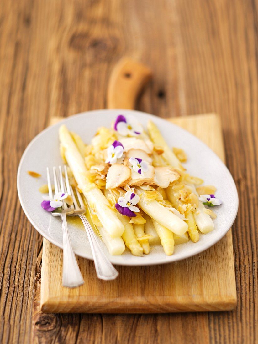 White asparagus with garlic and pansies