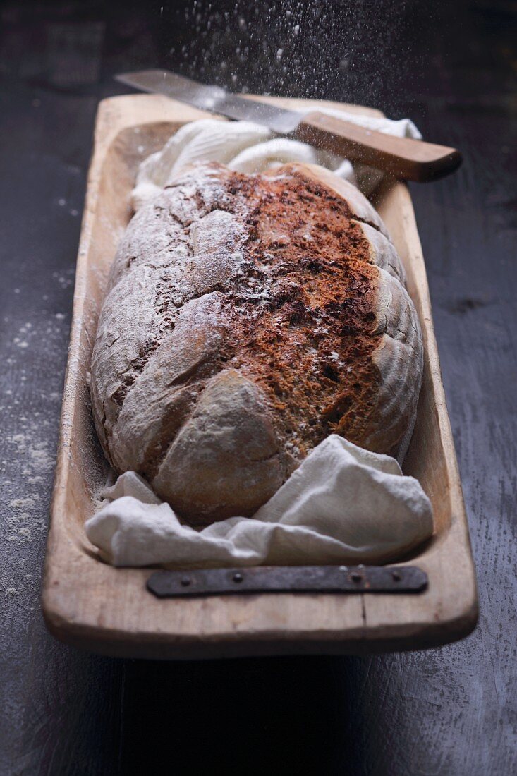 Bauernbrot wird mit Mehl bestaubt