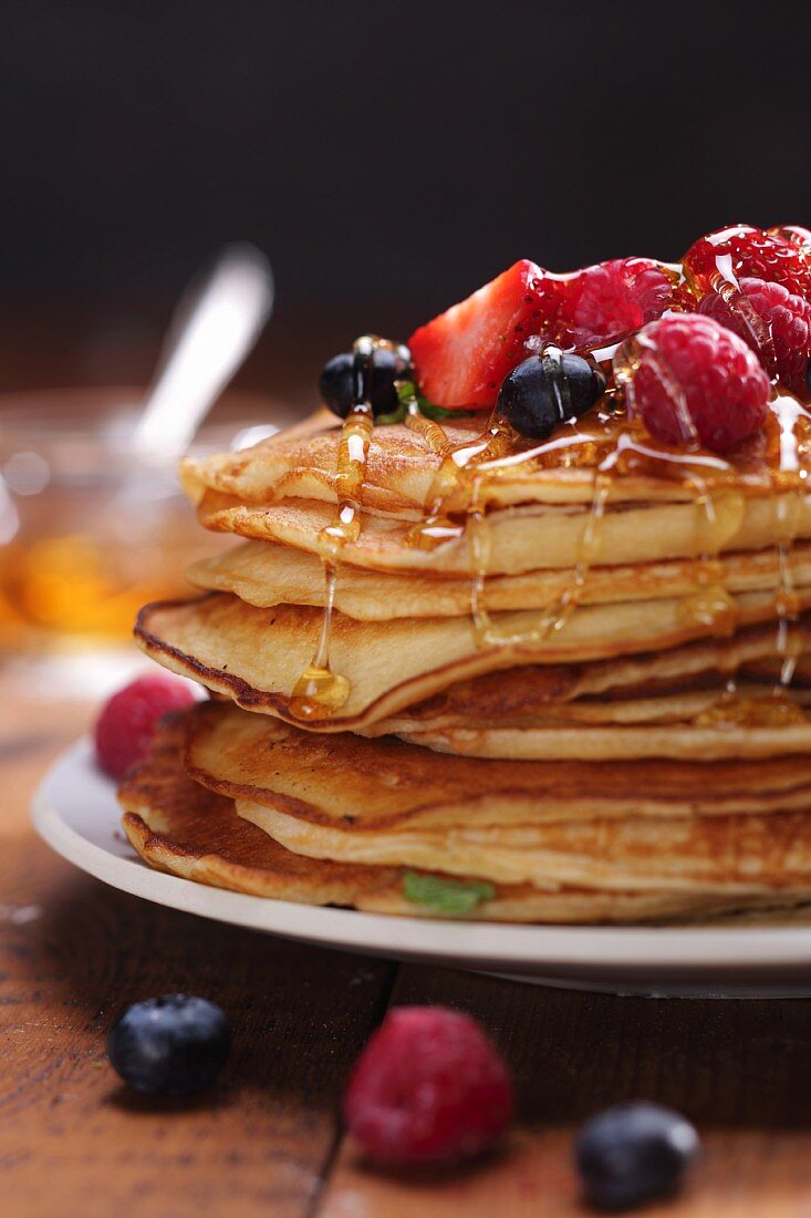 Pancakes mit Honig und frischen Beeren