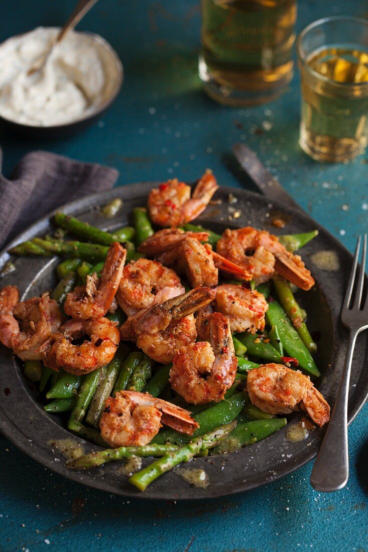 Prawn salad with asparagus and mange tout