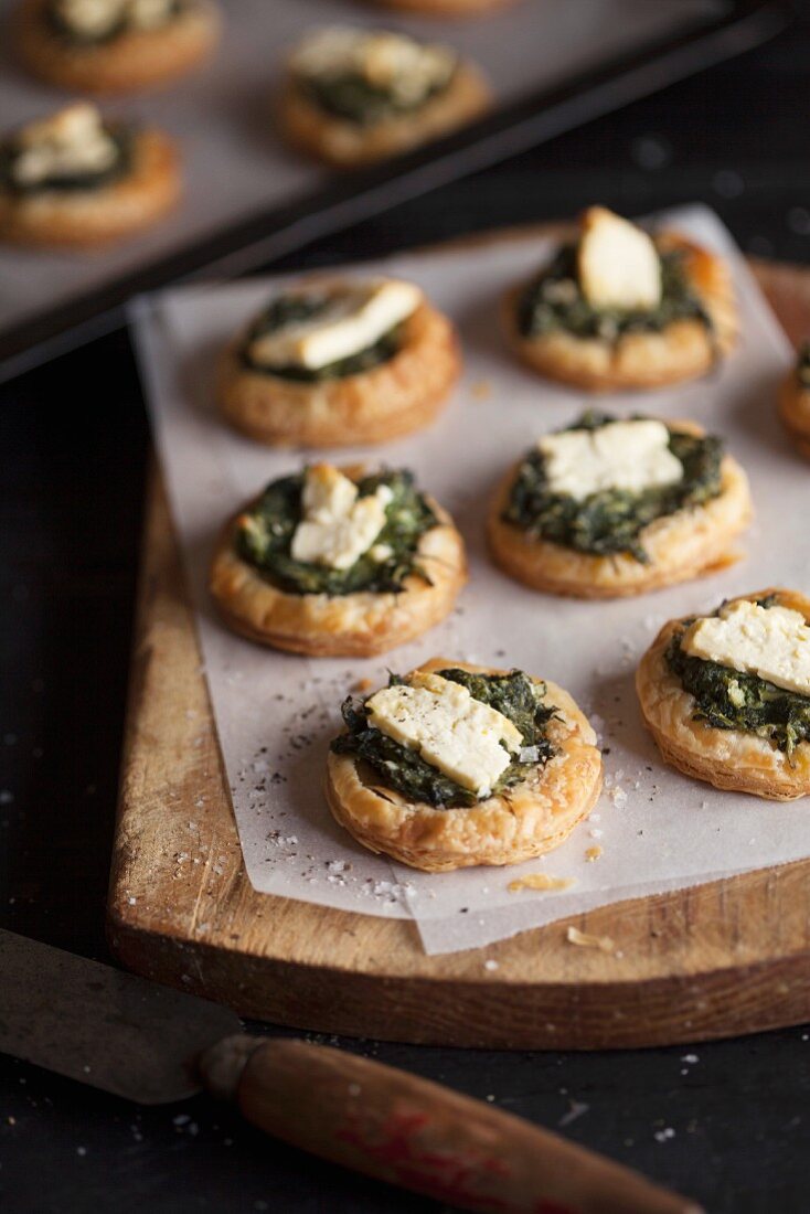 Blätterteigtörtchen mit Spinat und Feta