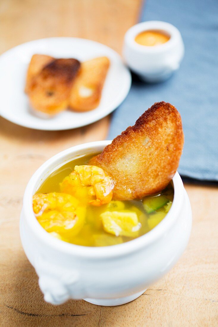 Bouillabaisse mit Röstbrot und Rouille