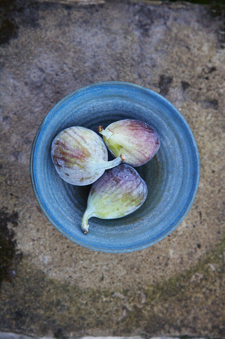 Fresh figs in a dish