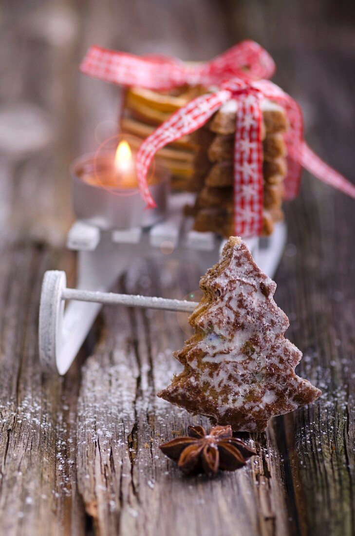 Lebkuchen mit Miniatur-Schlitten, Zimtsterne und Kerzen