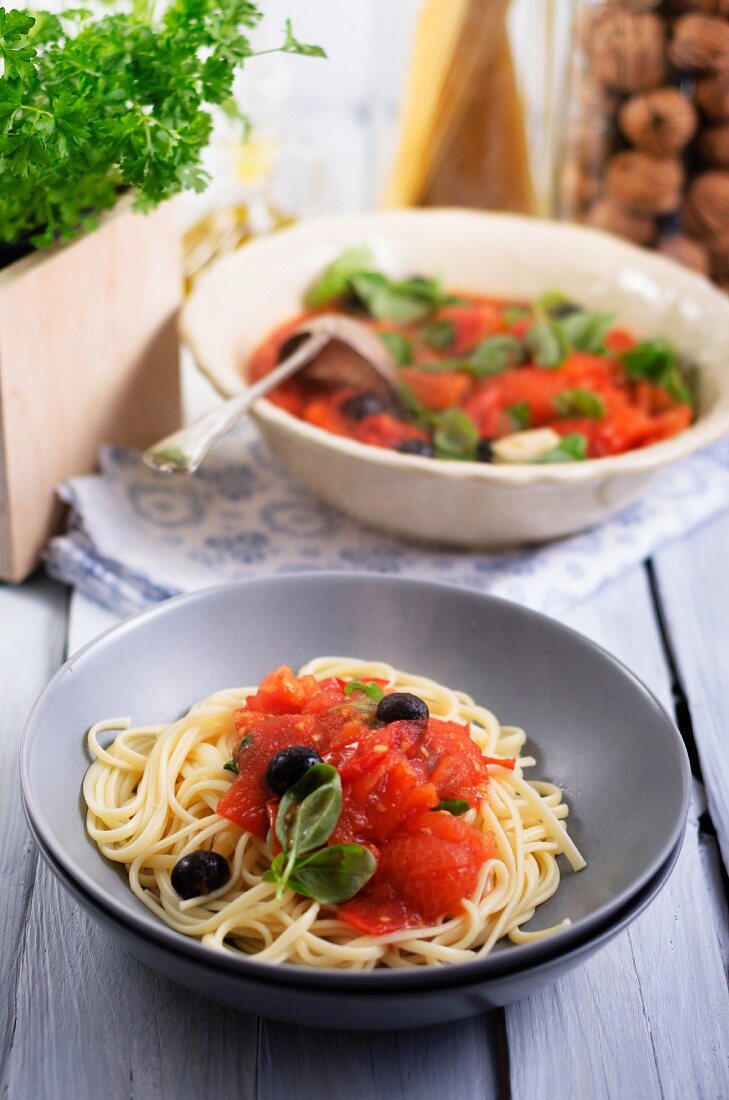 Spaghetti mit Tomatensauce und schwarzen Oliven