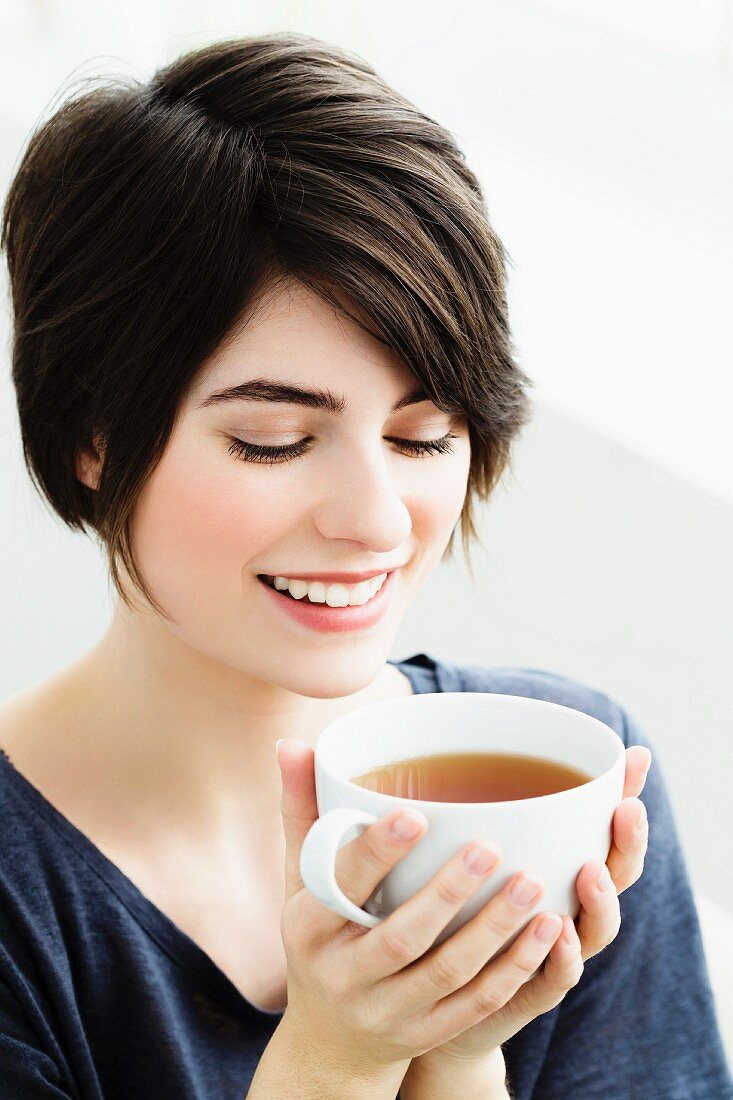 Frau mit Tasse Tee