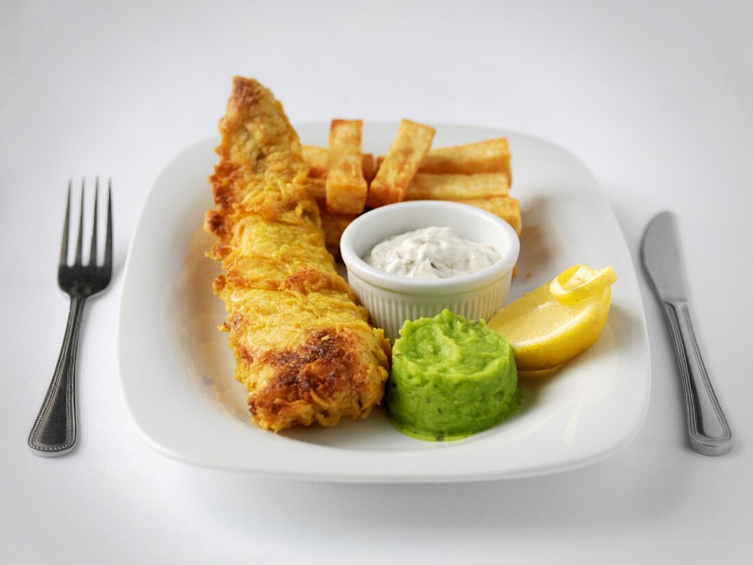 Fish & chips and mushy peas with remoulade