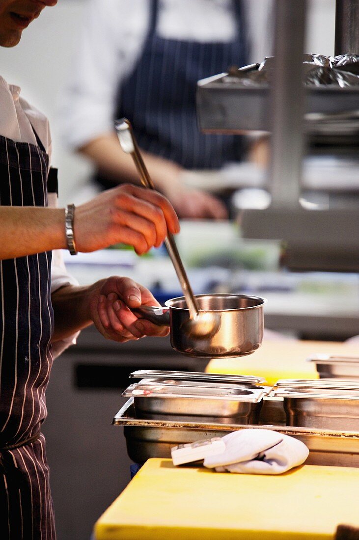 Köche arbeiten in der Restaurantküche