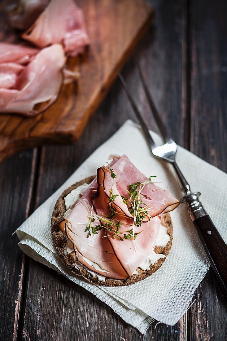 Crisp bread with ham and cress