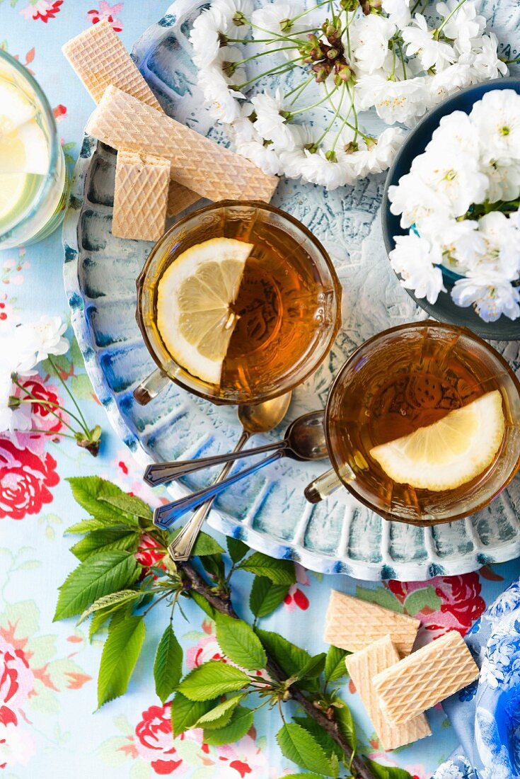 Lemon iced tea with wafer biscuits