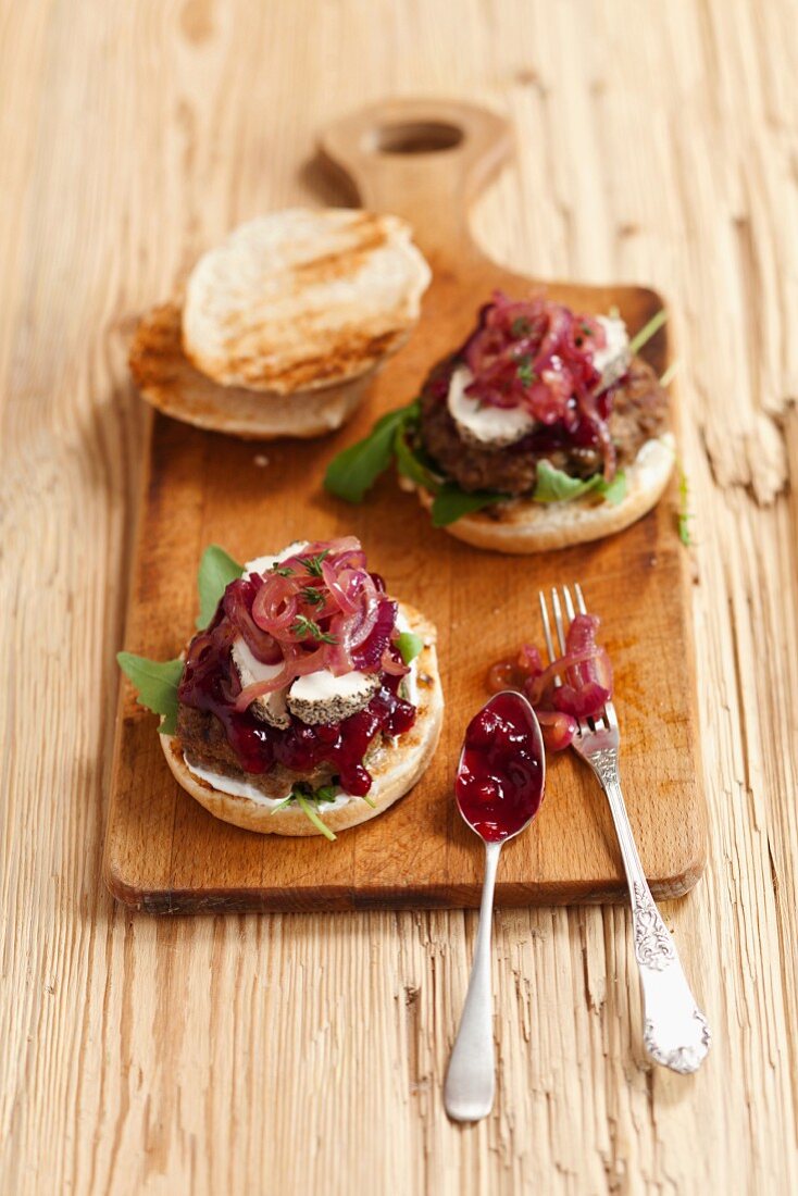 A burger with goat's cheese and caramelised red onions