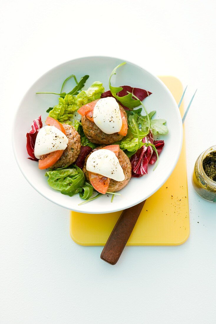 Frikadellen mit Tomaten und Mozzarella auf Salatbett