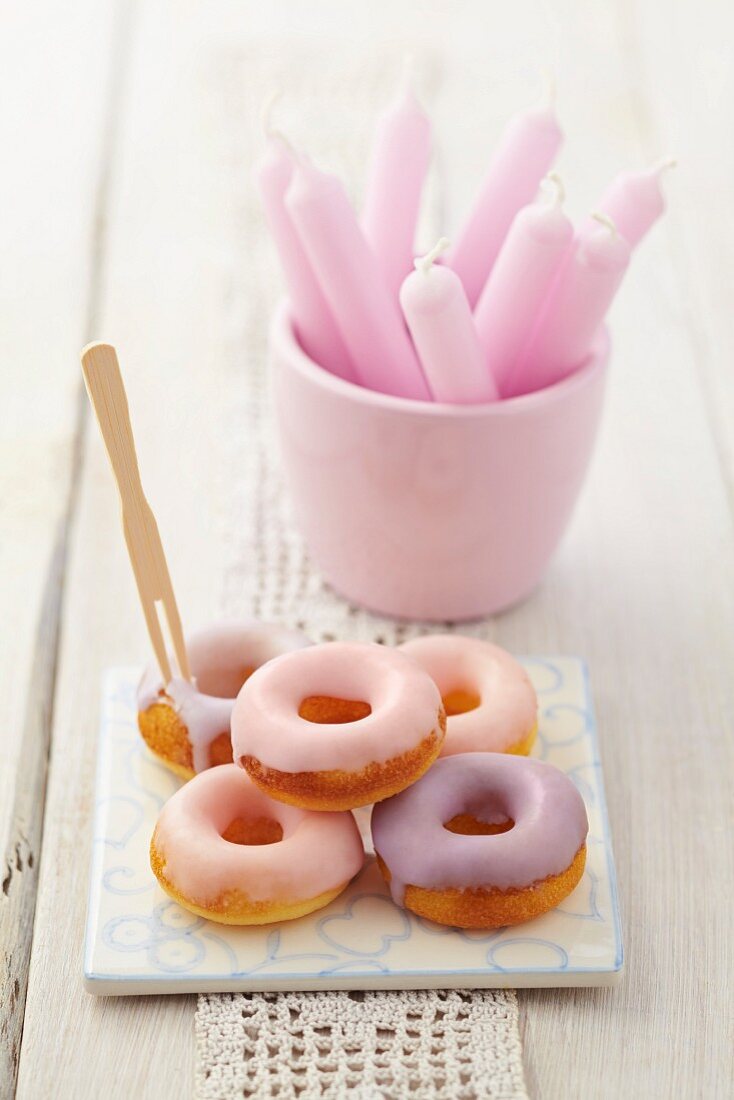 Mini-Doughnuts mit bunter Zuckerglasur
